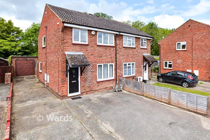 3 Bedroom Semi Detached House For Sale In Gassons Road, Snodland, Kent, ME6