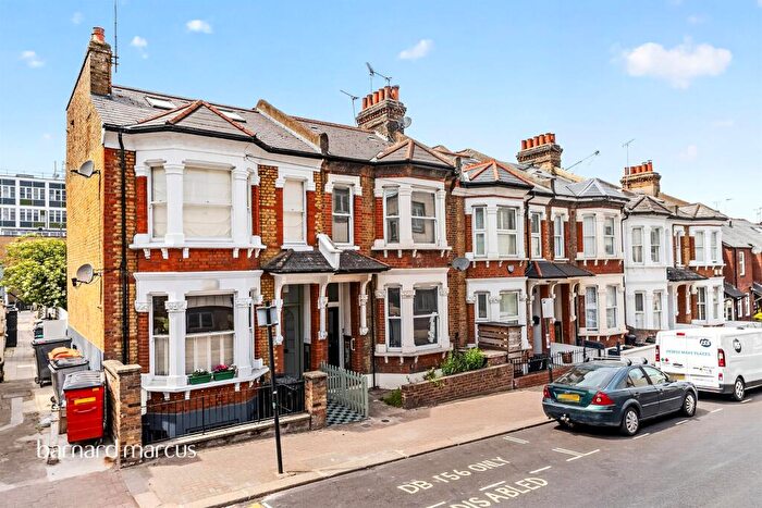 2 Bedroom Flat For Sale In Kathleen Road, London, SW11
