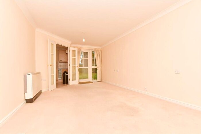 1 Bedroom Flat For Sale In Massetts Road, Horley, Surrey, RH6