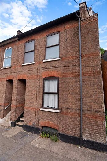 2 Bedroom Flat To Rent In St. Saviours Crescent, Luton, LU1