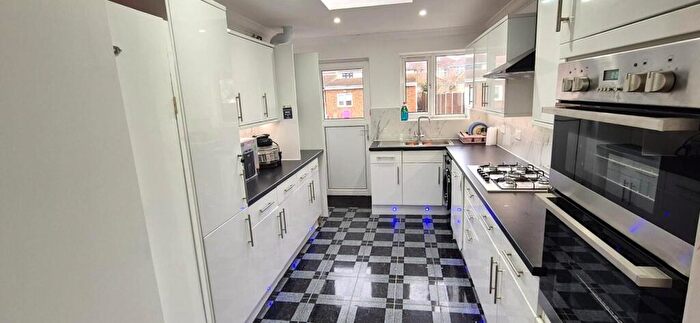 5 Bedroom House To Rent In Cranbourne Road, Slough, SL1