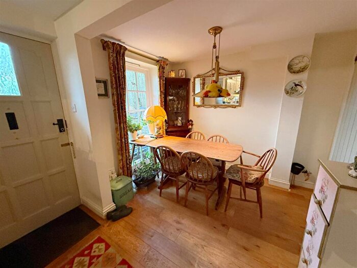 2 Bedroom Character Property For Sale In Ferry Lane, Alveston, CV37