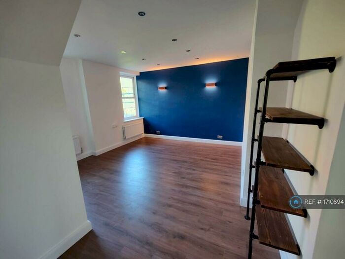 3 Bedroom Flat To Rent In Branston House, London, N7