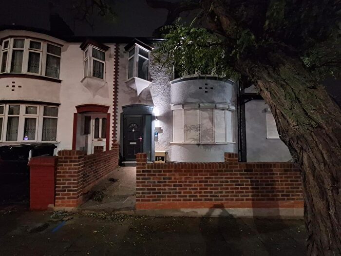 2 Bedroom Flat To Rent In Spur Road, London, N15