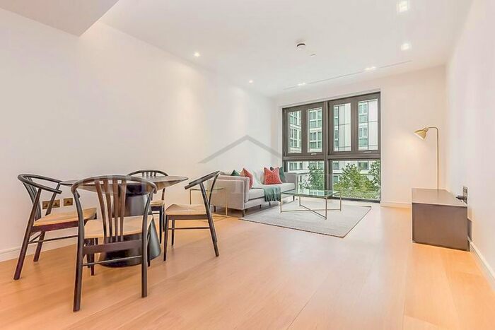 2 Bedroom Flat To Rent In Lincoln Square, The Strand, London, WC2A