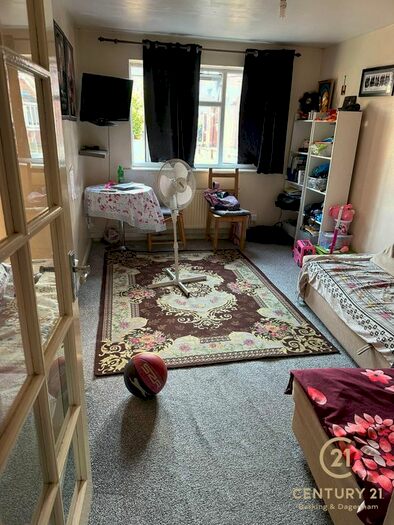 1 Bedroom Flat To Rent In Express Drive, Goodmayes, Ilford, IG3