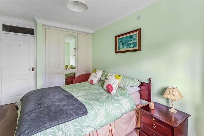 1 Bedroom Flat For Sale In Beatrice Road, Oxted, RH8
