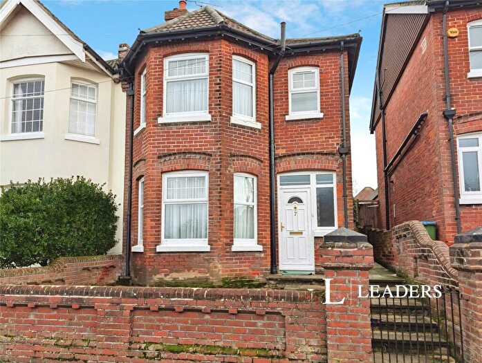 3 Bedroom Semi Detached House For Sale In Ash Tree Road, Southampton, Hampshire, SO18