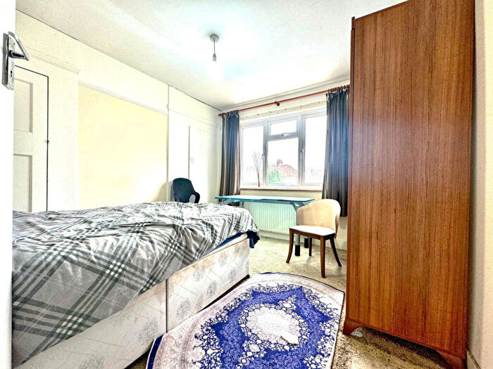3 Bedroom Terraced House For Sale In Brockenhurst Gardens, Ilford, IG1