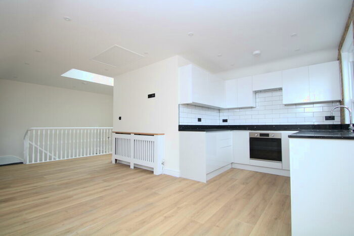 2 Bedroom Apartment To Rent In Warham Road, South Croydon, CR2
