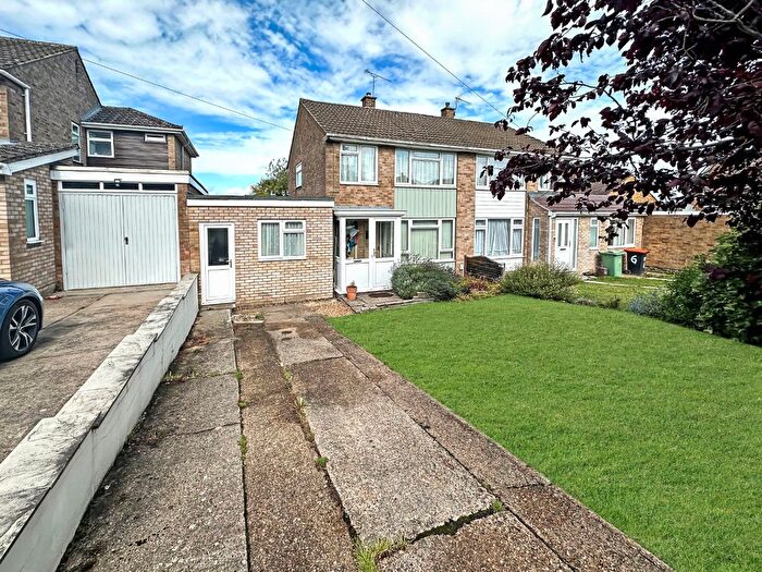 4 Bedroom Semi-detached House For Sale In Tarnside Close, Dunstable, LU6