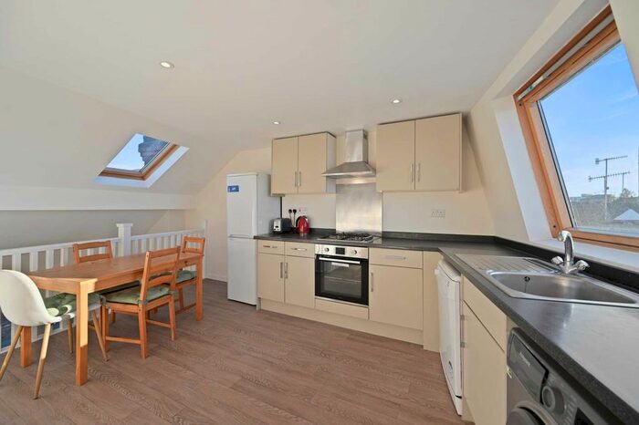 2 Bedroom Flat To Rent In Townmead Road, Fulham, London, SW6