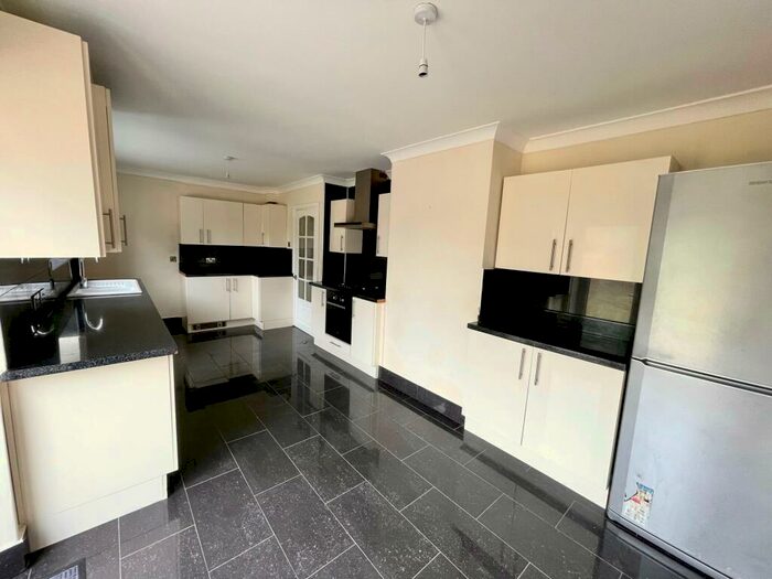 3 Bedroom House To Rent In Tennyson Road, Penarth, CF64