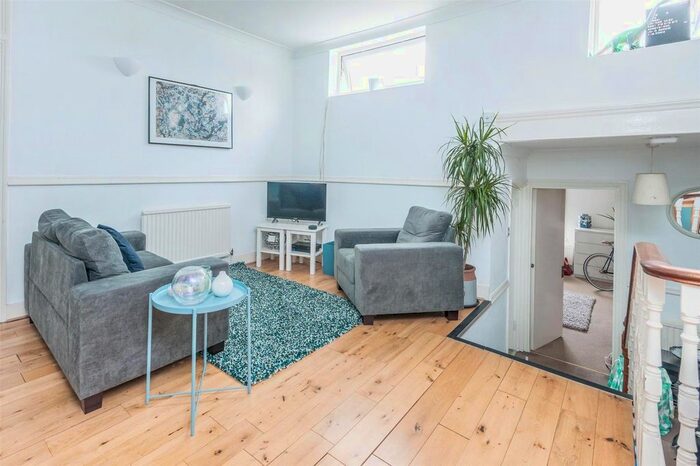 3 Bedroom Flat To Rent In Clapham Road, London, SW9
