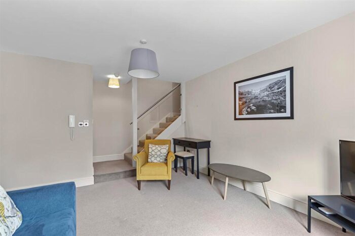 1 Bedroom Apartment For Sale In Crescent Court, Ilkley, LS29