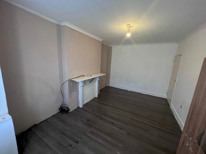 1 Bedroom Flat To Rent In Willow Tree Lane, Hayes, UB4