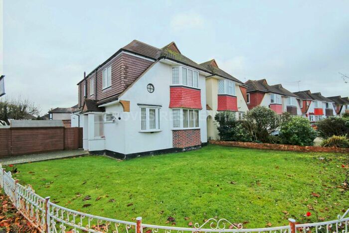 4 Bedroom Link Detached House To Rent In Chilmark Gardens, New Malden, KT3