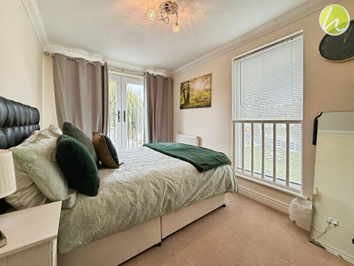 2 Bedroom Flat For Sale In King Street, Stanford-Le-Hope, SS17