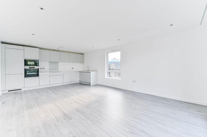 3 Bedroom Flat To Rent In High Street, Central Purley, Purley, CR8