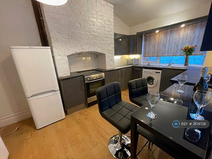 5 Bedroom Terraced House To Rent In Platt Lane, Manchester, M14