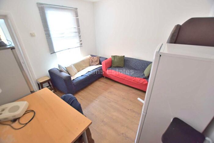 6 Bedroom Terraced House To Rent In Donnington Gardens, Reading, RG1