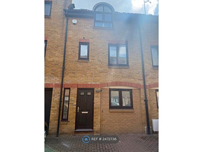 4 Bedroom Terraced House To Rent In Roding Mews, London, E1W