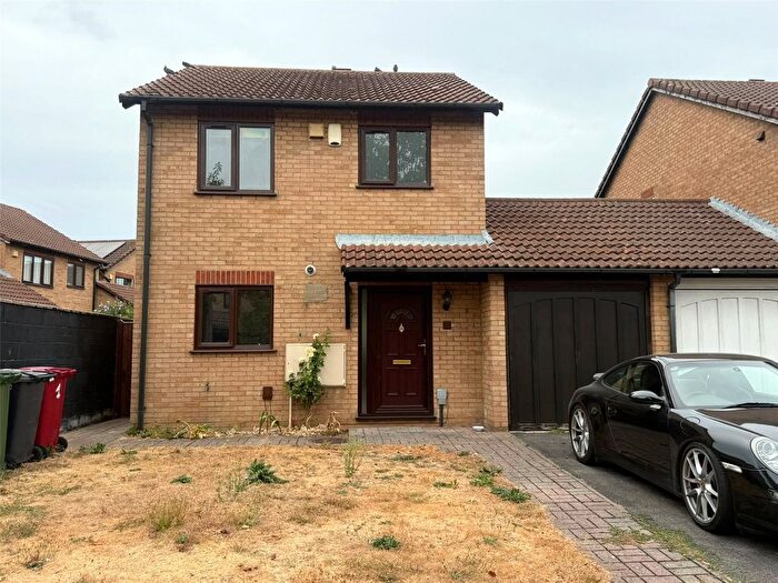 3 Bedroom Link Detached House To Rent In Ruby Close, Slough, SL1