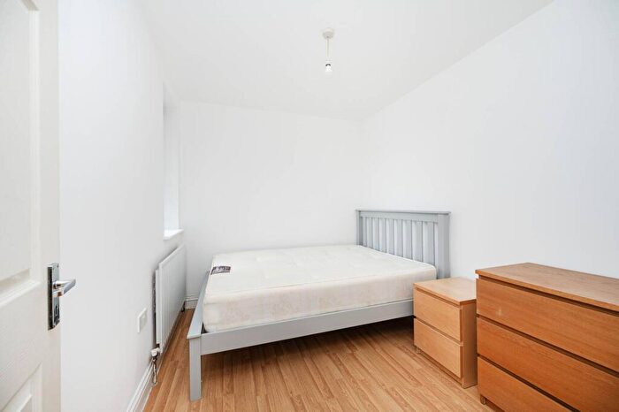 2 Bedroom Flat To Rent In Bethnal Green Road, Tower Hamlets, London, E2