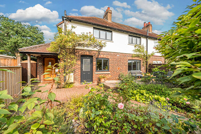 3 Bedroom Semi Detached House For Sale In Aspen Close, Guildford, GU4