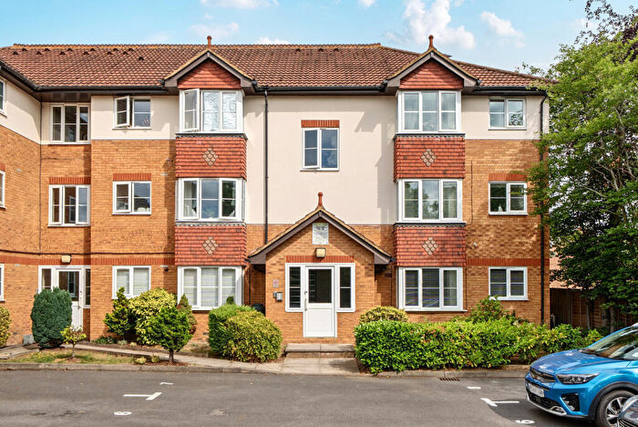 2 Bedroom Flat For Sale In Brighton Road, Addlestone, KT15
