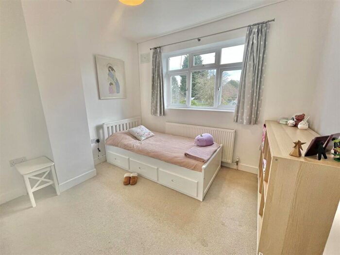 3 Bedroom Semi-Detached House For Sale In Wroxham Gardens, Potters Bar, EN6