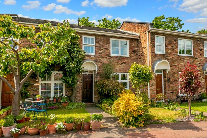 3 Bedroom Detached House To Rent In Hollies Close, Twickenham, Uk, TW1