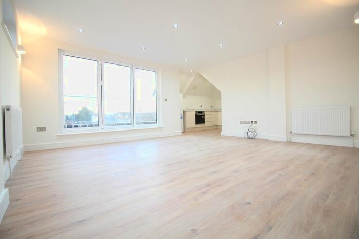 2 Bedroom Flat To Rent In Oak Road, Leatherhead, KT22