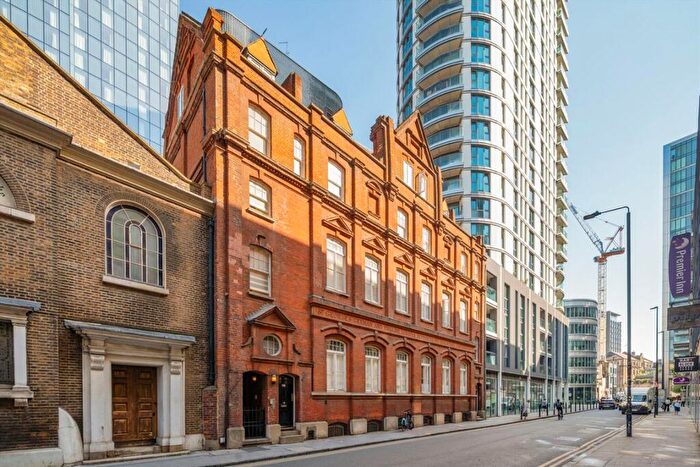 Flat To Rent In Alie Street, London, E1