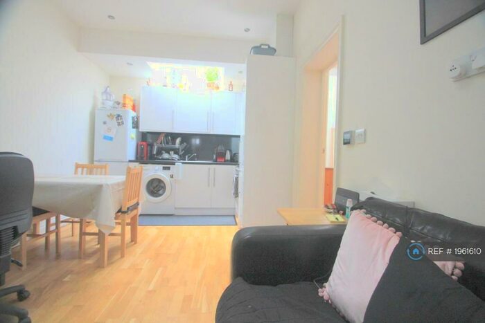 1 Bedroom Flat To Rent In Laitwood Road, London, SW12