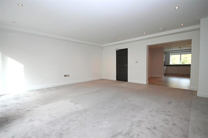 4 Bedroom Town House To Rent In Hawthorn Row, Leatherhead, KT22