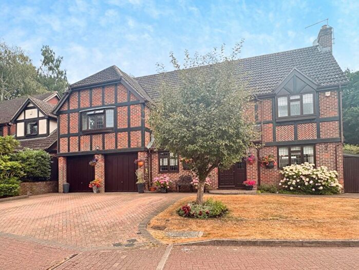 5 Bedroom Detached House For Sale In Catesby Gardens, Yateley, Hampshire, GU46