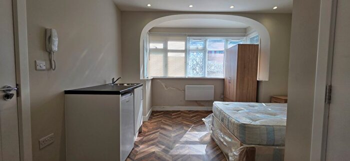 Studio To Rent In High Road, Harrow Weald, HA3