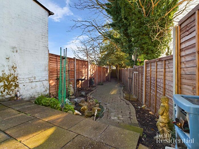 2 Bedroom Detached House For Sale In Gordon Road, Rochester, ME2