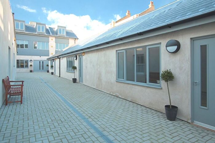 1 Bedroom Flat To Rent In Bush Mews, Brighton, BN2