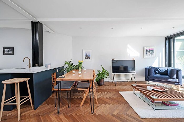 1 Bedroom Flat To Rent In Pear Tree Court, Islington, London, EC1R