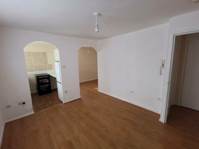 Studio To Rent In Streamside Close, Edmonton, N9