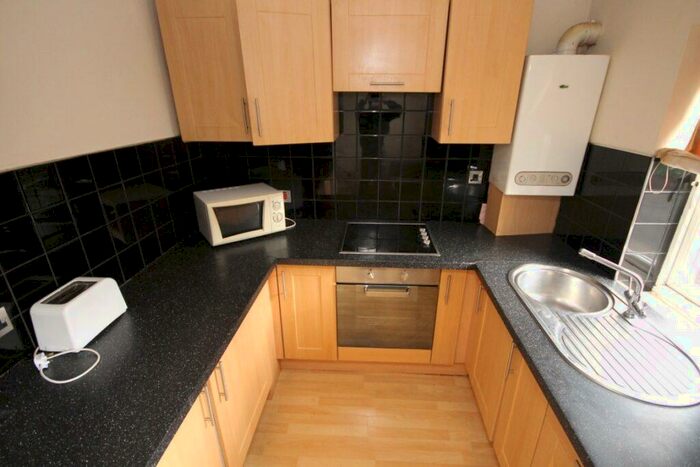 2 Bedroom Flat To Rent In Delph Court, Woodhouse, Leeds, LS6