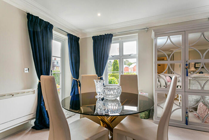 2 Bedroom Flat For Sale In Kingswood, Ascot, SL5