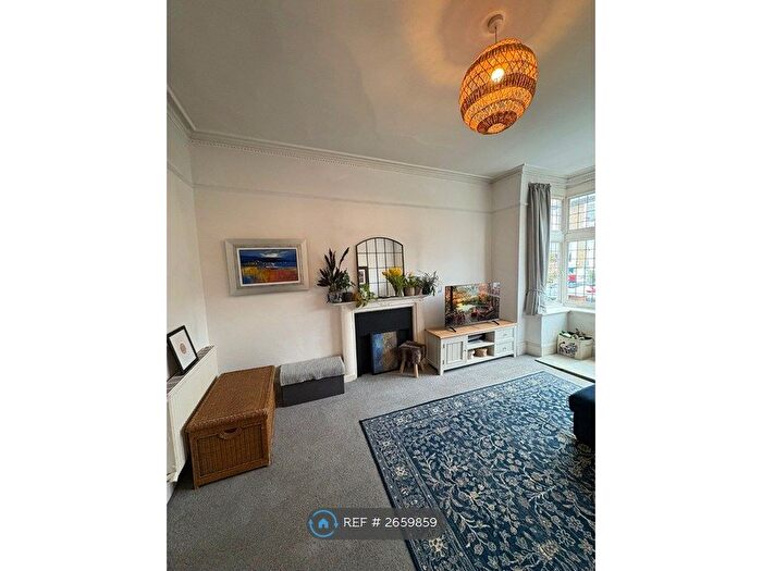 2 Bedroom Flat To Rent In Cadogan Road, Surbiton, KT6