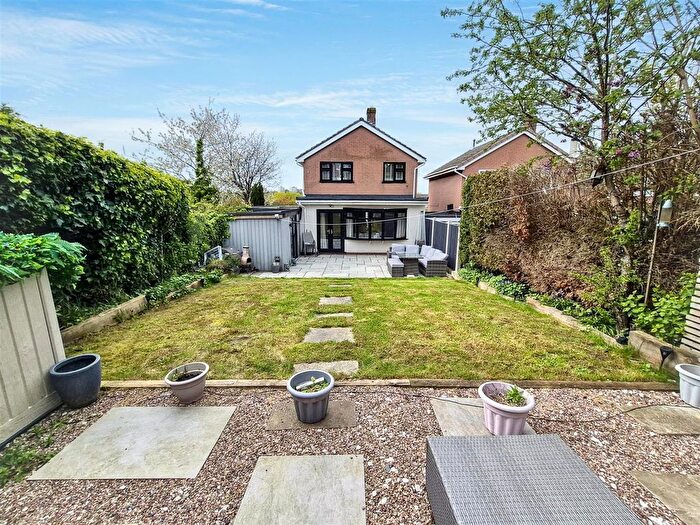 3 Bedroom Link Detached House For Sale In Debenham Crescent, Eaton Park, Stoke-On-Trent, ST2