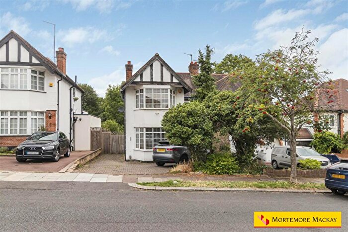 3 Bedroom Semi-Detached House For Sale In Hoodcote Gardens, London, N21