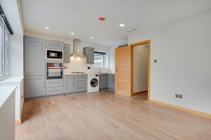 3 Bedroom Flat To Rent In Tabard Street, London, SE1