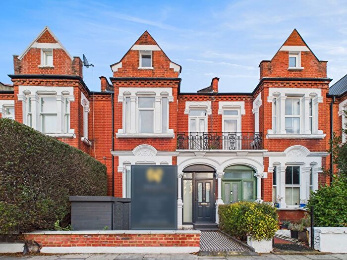 3 Bedroom Flat To Rent In Trinity Road, Tooting Bec, SW17