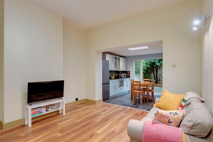 1 Bedroom Flat To Rent In Raddington Road, London, W10